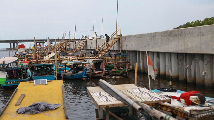 Pembangunan Tanggul Laut Jakarta untuk menghalau banjir rob yang kerap terjadi di pesisir. (Bloomberg Technoz/Andrean Kristianto)
