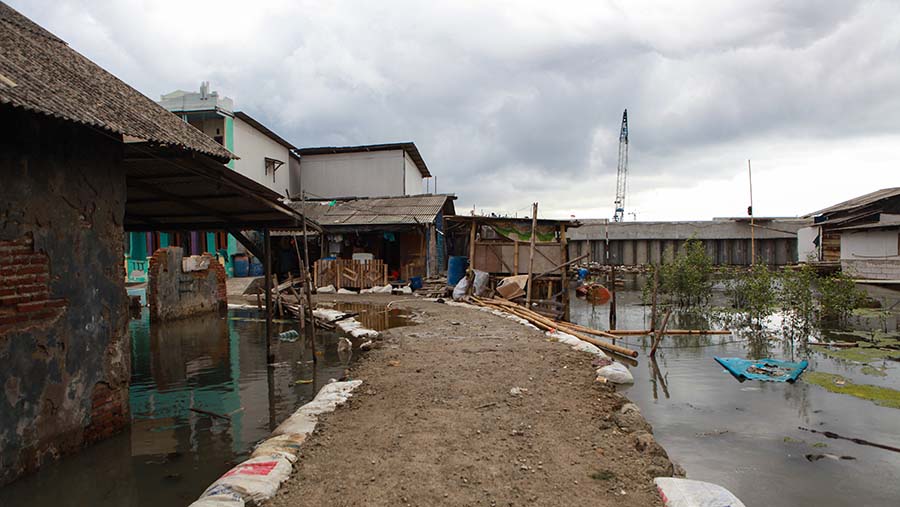 Kampung nelayan di dekat proyek Giant Sea Wall atau tanggul laut di Kosambi,Tangerang, Kamis (11/1/2024). (Bloomberg Technoz/Andrean Kristianto)