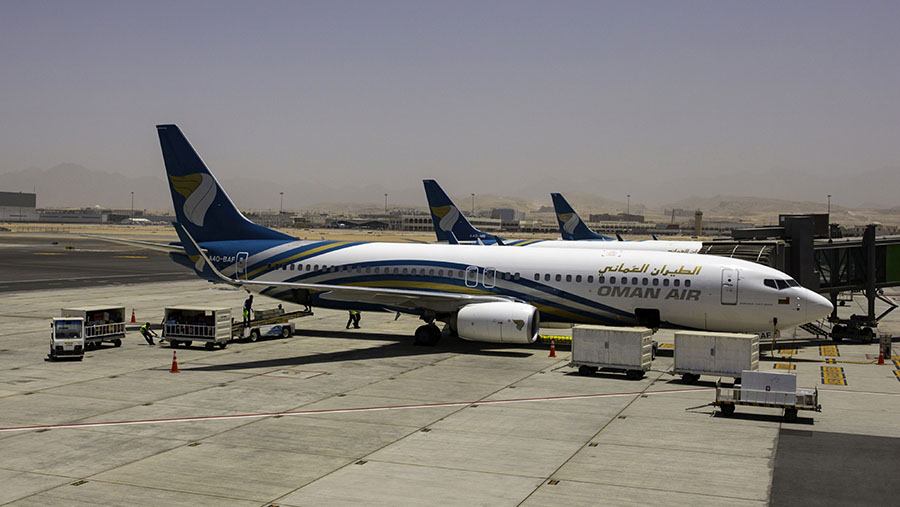 Pesawat Boeing Co. 737-800 Oman Air berada di Bandara Internasional Muscat di Muscat, Oman, Senin (7/5/2018). (Christopher Pike/Bloomberg)