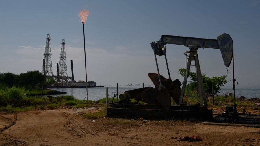 Pompa minyak Petroleos de Venezuela SA (PDVSA) di Danau Maracaibo di Cabimas, negara bagian Zulia, Venezuela./Bloomberg-Gaby Oraa