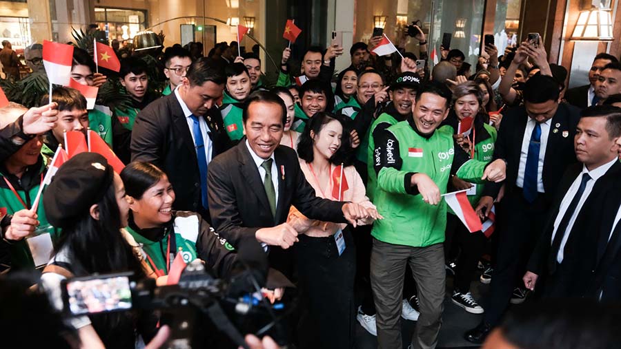 Presiden Joko Widodo (Jokowi) disambut warga negara Indonesia dan pengendara Gojek saat tiba di Hanoi, Vietnam. (Dok. Gojek)