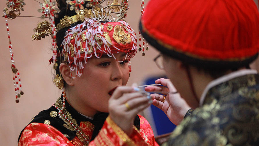 Pengantin melakukan prosesi upacara Cio Tao di Tangerang, Banten, Minggu (7/1/2024). (Bloomberg Technoz/Andrean Kristianto)