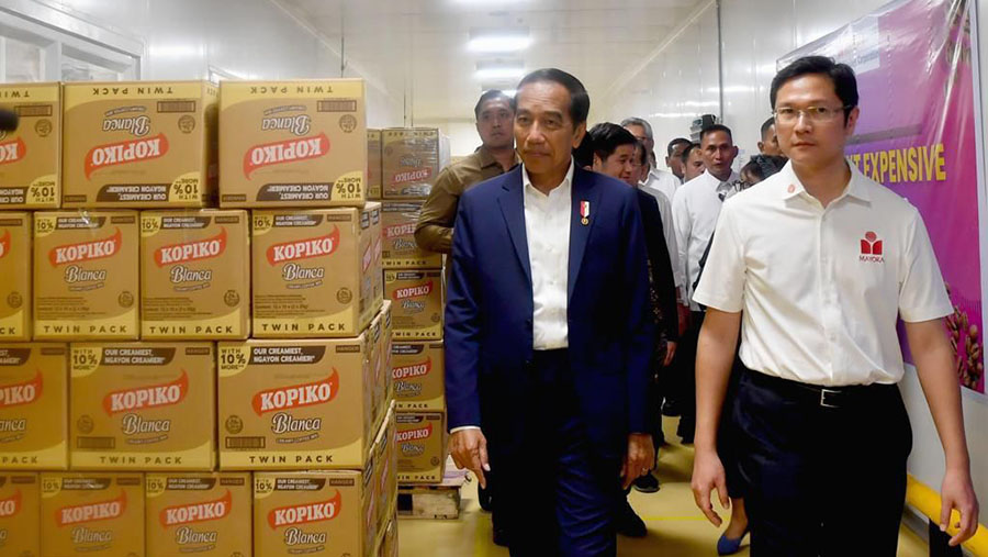 Presiden Jokowi mengunjungi Philippines Corporation (KPC) bagian dari PT Mayora Indah Tbk di Filipina, Rabu (10/1/2024). (BPMI Setpres/Rusman)