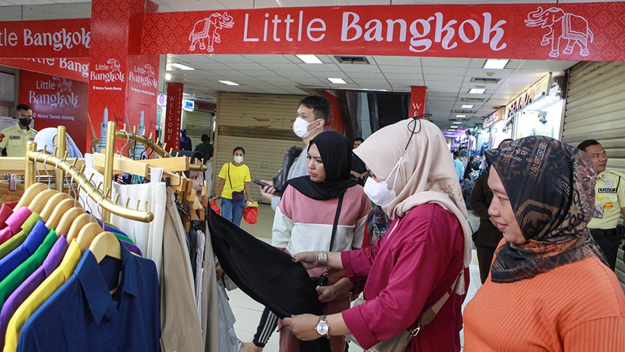 Suasana pengunjung berbelanja di ‘Little Bangkok’, Metro Tanah Abang, Senin (15/1/2024). (Bloomberg Technoz/Andrean Kristianto)