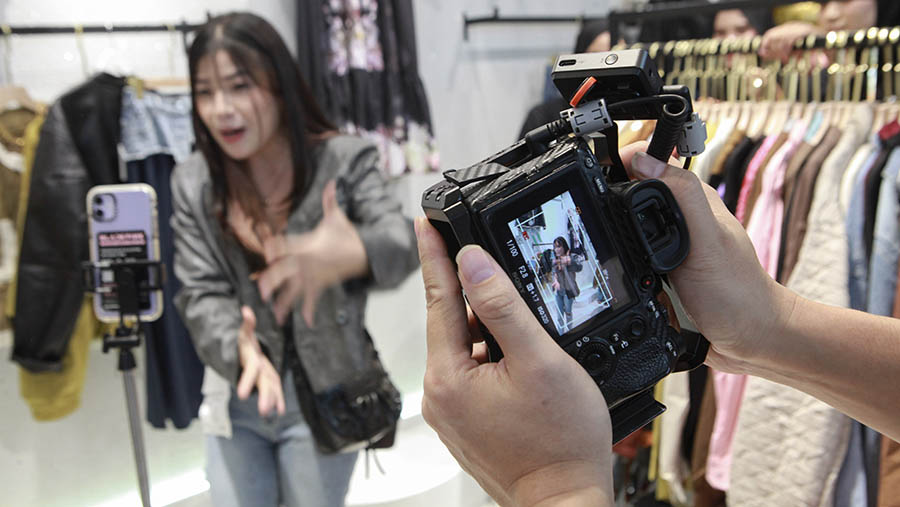 Little Bangkok muncul dari tren penjualan pakaian online yang sedang populer, terutama melalui jastiper. (Bloomberg Technoz/Andrean Kristianto)