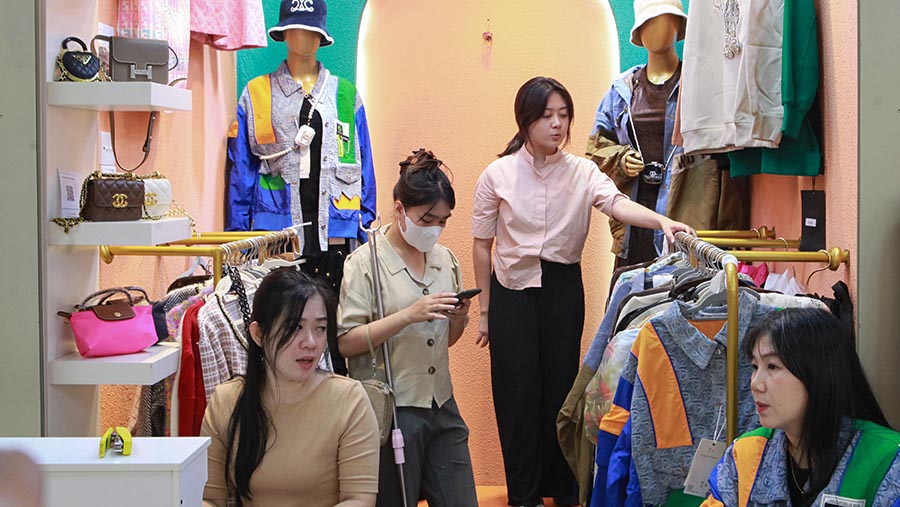 Pedagang menunggu pembeli berbelanja di ‘Little Bangkok’, Metro Tanah Abang, Senin (15/1/2024). (Bloomberg Technoz/Andrean Kristianto)