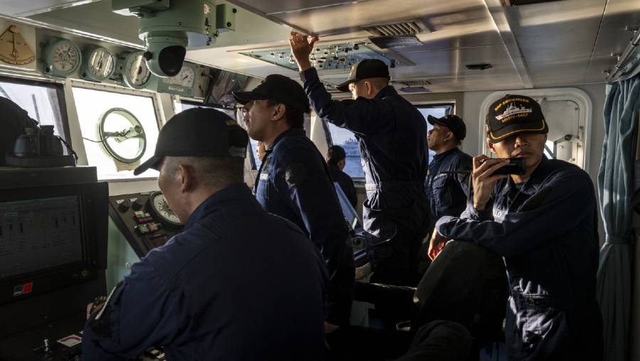 Personel Penjaga Pantai Filipina di atas kapal BRP Sindangan selama misi pasokan ulang di Laut China Selatan (Dok: Bloomberg)