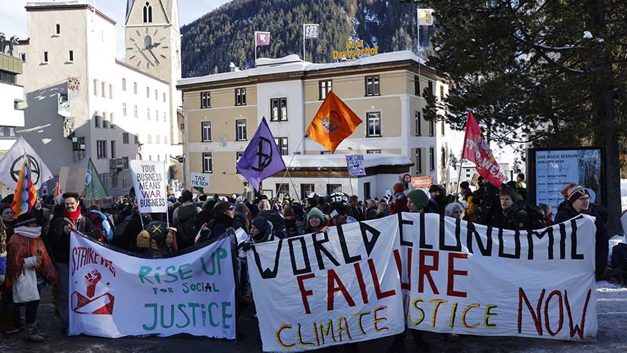 Para demonstran menyerukan keadilan iklim. (Stefan Wermuth/Bloomberg)