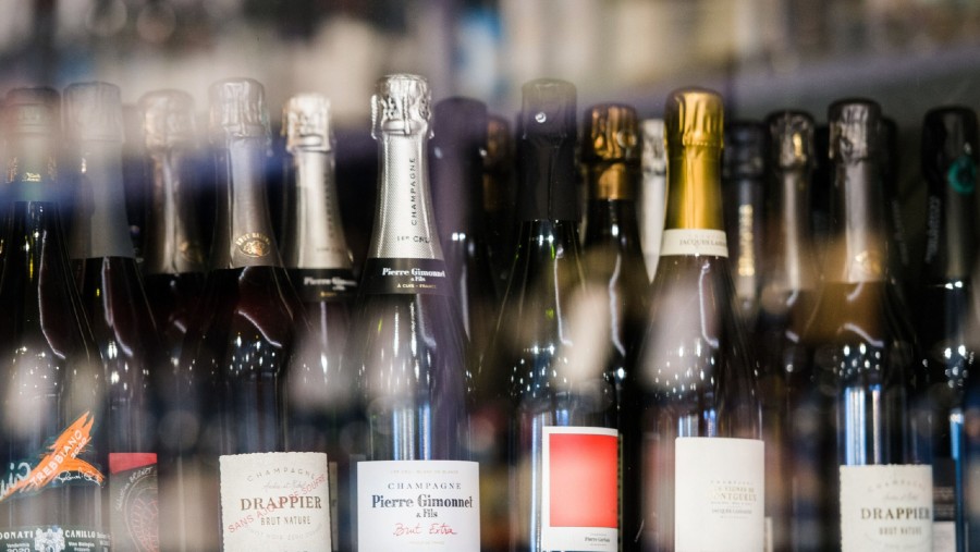 Botol-botol sampanye yang dijual di sebuah toko anggur di Paris, Prancis. (Dok: Nathan Laine/Bloomberg)