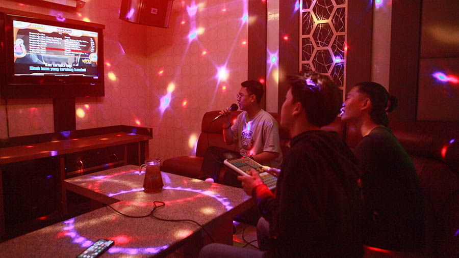 Pengunjung bernyanyi di salah satu tempat hiburan karaoke di Jakarta Selatan, Selasa (16/1/2024). (Bloomberg Technoz/Andrean Kristianto)
