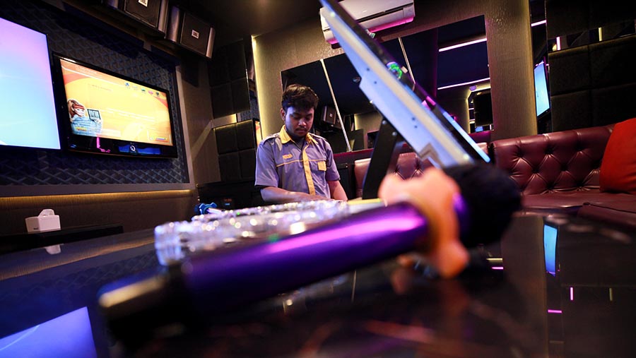Pekerja membersihkan ruangan salah satu sudut tempat hiburan karaoke di Jakarta Selatan, Selasa (16/1/2024). (Bloomberg Technoz/Andrean Kristianto)
