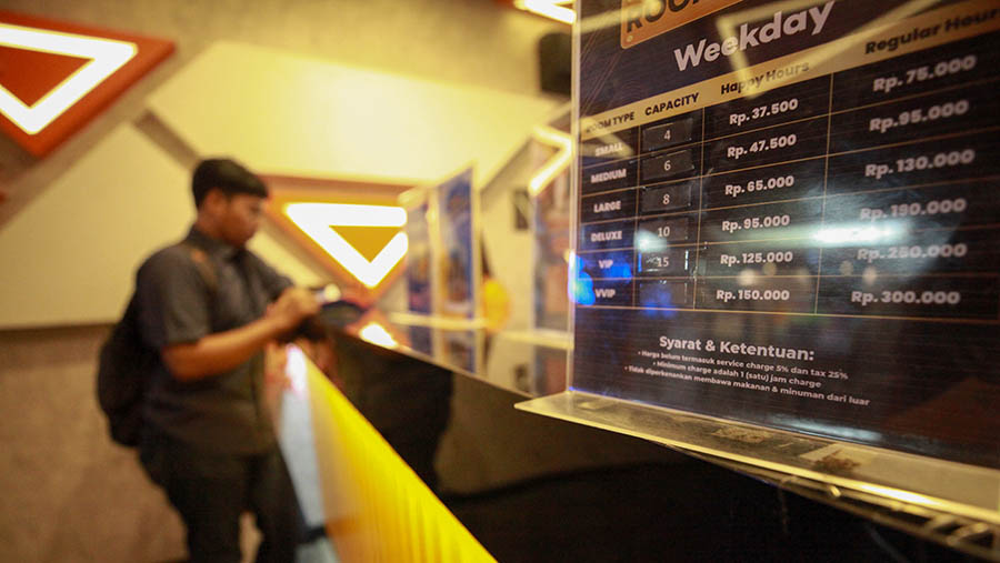 Pengunjung datang ke salah satu tempat hiburan karaoke di Jakarta Selatan, Selasa (16/1/2024). (Bloomberg Technoz/Andrean Kristianto)