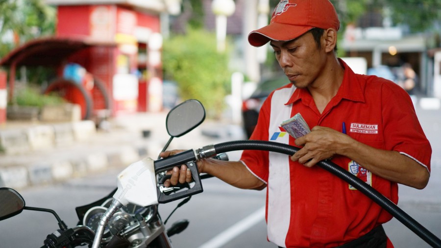Petugas SPBU Pertamina mengisi BBM ke sepeda motor./Bloomberg-Dimas Ardian