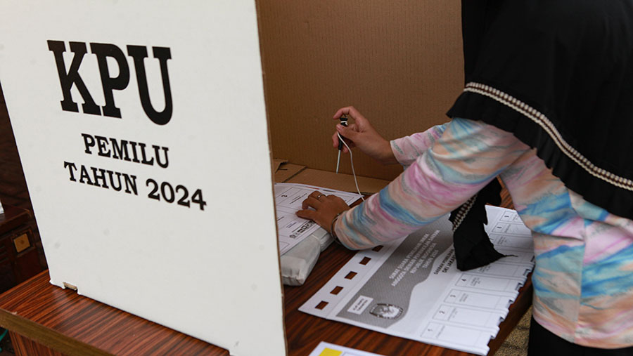 Peserta disabilitas mencoblos saat simulasi pemungutan suara pemilu 2024 di Jakarta, Rabu (17/1/2024). (Bloomberg Technoz/Andrean Kristianto)
