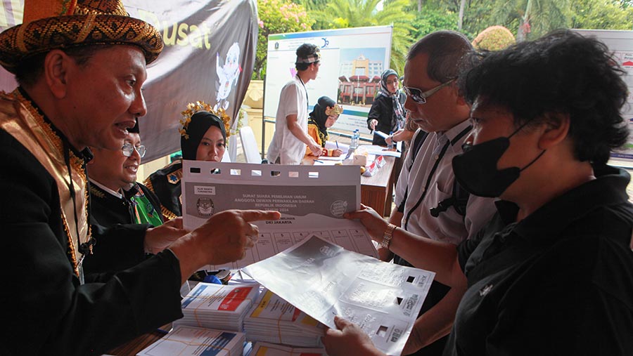 Template kertas suara braille untuk disablitas saat simulasi pencoblosan pemilu di Jakarta, Rabu (17/1/2024). (Bloomberg Technoz/Andrean Kristianto)