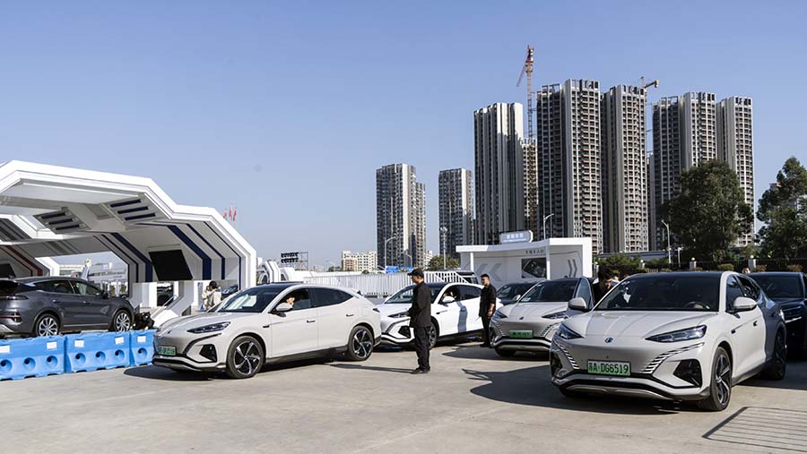 Kendaraan BYD Co. saat acara media di kantor pusat perusahaan di Shenzhen, China, Senin (15/1/2024). (Qilai Shen/Bloomberg)