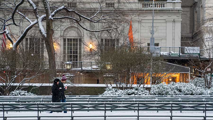 Hujan salju menyelimuti Central Park di New York City, mengakhiri rentetan kekeringan salju selama 701 hari. (David Dee Delgado/Bloomberg)