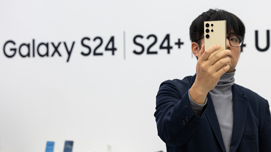 Samsung  S24 resmi diluncurkan di Indonesia dengan harga mulai Rp13,999 juta. (SeongJoon Cho/Bloomberg)