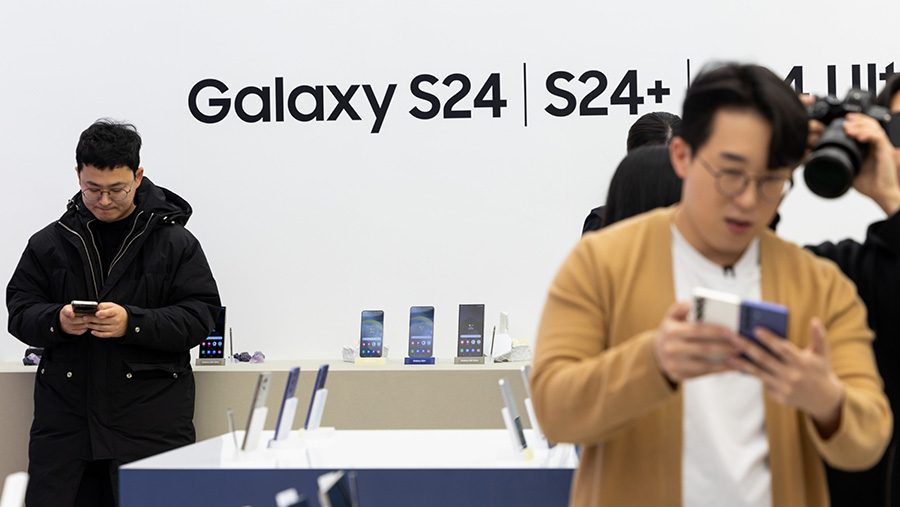 Pengunjung mencoba smartphone Samsung Galaxy S24 Ultra saat acara pratinjau media di Seoul, Korea Selatan, Senin (15/1/2024) (SeongJoon Cho/Bloomberg)