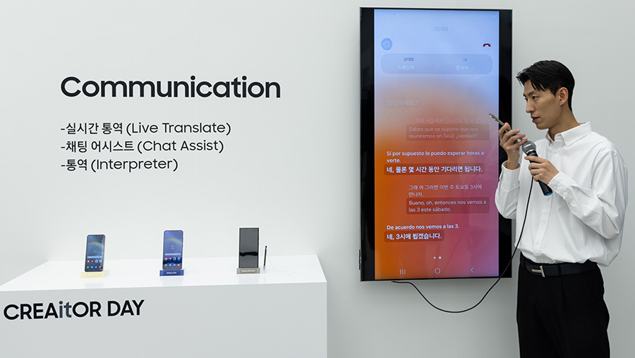 Karyawan mendemokan fungsi terjemahan pada Samsung Galaxy S24 saat acara pratinjau media di Seoul, Korea Selatan, Senin (15/1/2024). (SeongJoon Cho/Bl