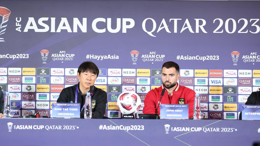 Pelatih Timnas Indonesia Shin Tae-yong dan pemain Timnas Jordi Amat di Piala Asia 2023 Qatar. (Dok. PSSI)