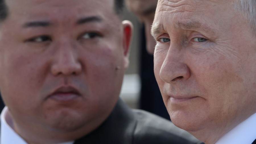 Vladimir Putin dan Kim Jong Un (Sumber: Bloomberg)	
