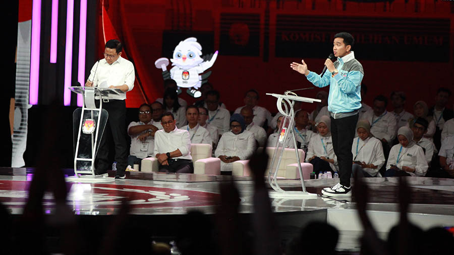 Cawapres Muhaimin Iskandar & Gibran Rakabuming Raka saat debat keempat di JCC, Jakarta, Minggu (21/1/2024). (Bloomberg Technioz/Andrean Kristianto)