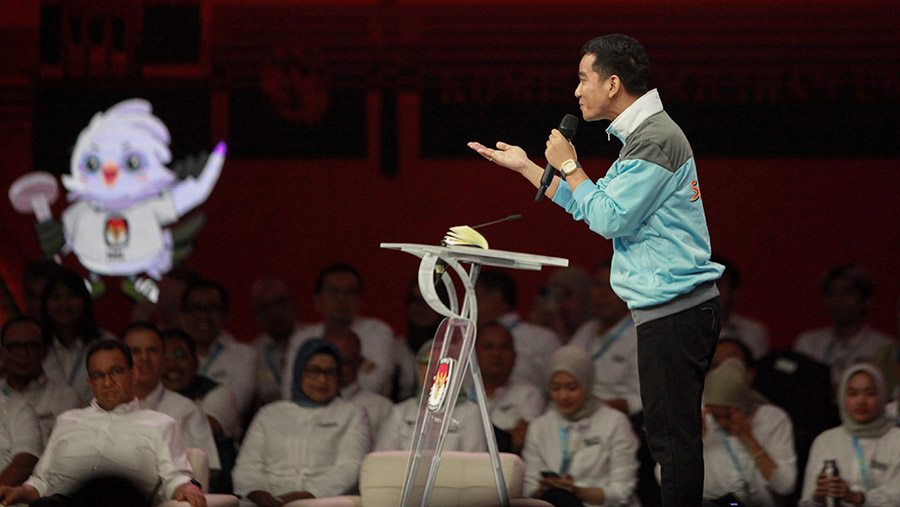 Cawapres nomor urut 2 Gibran Rakabuming Raka saat debat keempat cawapres di JCC, Jakarta, Minggu (21/1/2024). (Bloomberg Technoz/Andrean Kristianto)