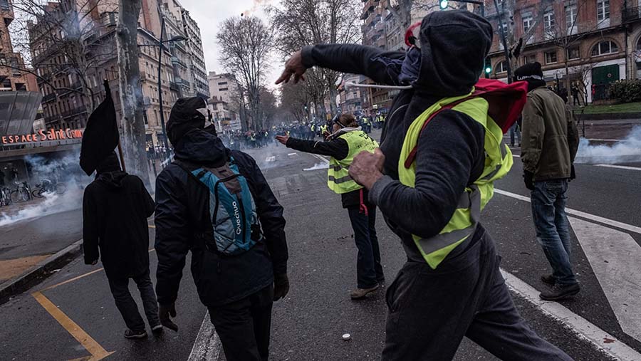 Pedemo rompi kuning melakukan protes di Toulouse, Prancis, Sabtu (2/2/2019). (Balint Porneczi/Bloomberg)
