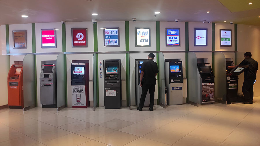 Ilustrasi ATM Bank. (Bloomberg Technoz/Andrean Kristianto)
