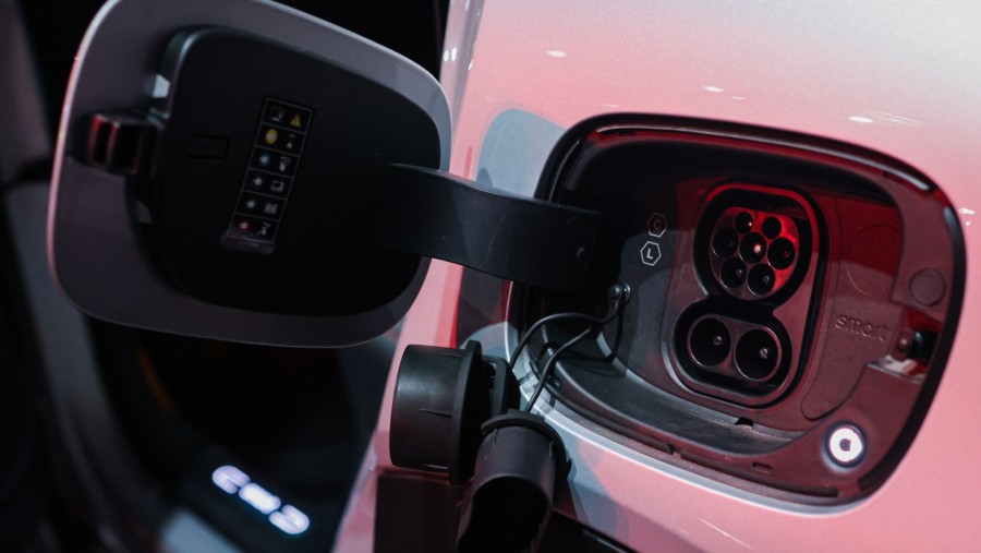 Port pengisian daya pada EV Smart #1 Pro, yang dikembangkan oleh Geely Automobile Holdings dan Mercedes-Benz./Bloomberg-Annice Lyn