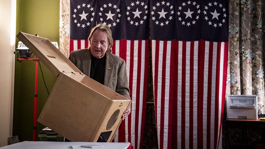 Petugas menunjukkan kotak suara kosong sebelum pemungutan suara di Tillotson House, New Hampshire, AS, Selasa (23/1/2024). (Haiyun Jiang/Bloomberg)