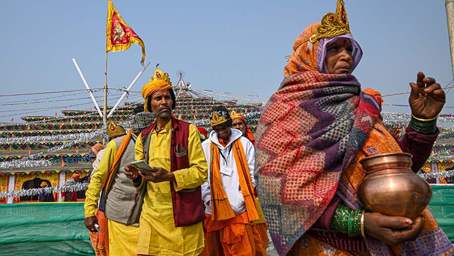 Umat Hindu India mengunjungi kuil Ram setelah peresmiannya di Ayodhya, Uttar Pradesh, India, Selasa (23/1/2024). (Prakash Singh/Bloomberg)
