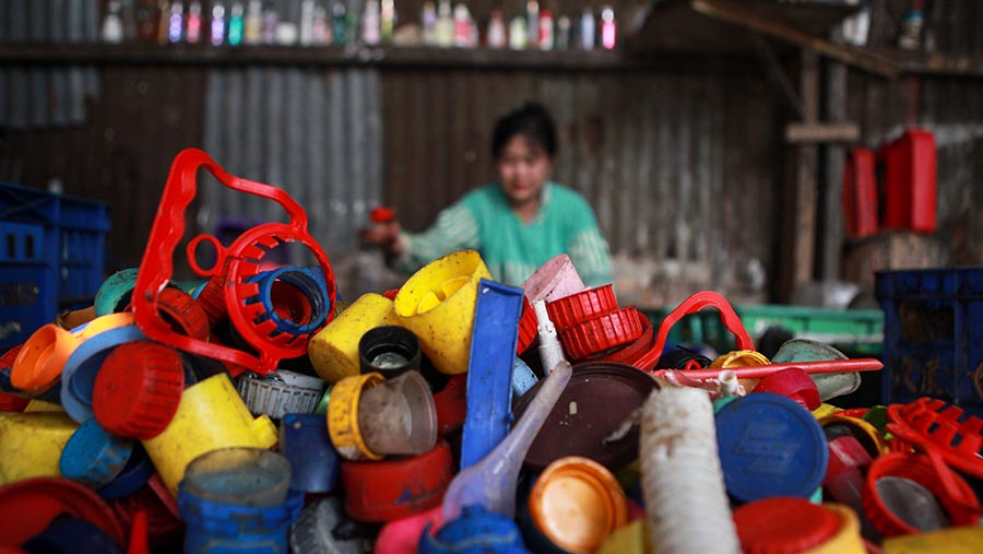Pekerja mesortir sampah plastik di Kembangan, Jakarta Barat, Rabu (24/1/2024). (Bloomberg Technoz/Andrean Kristianto)