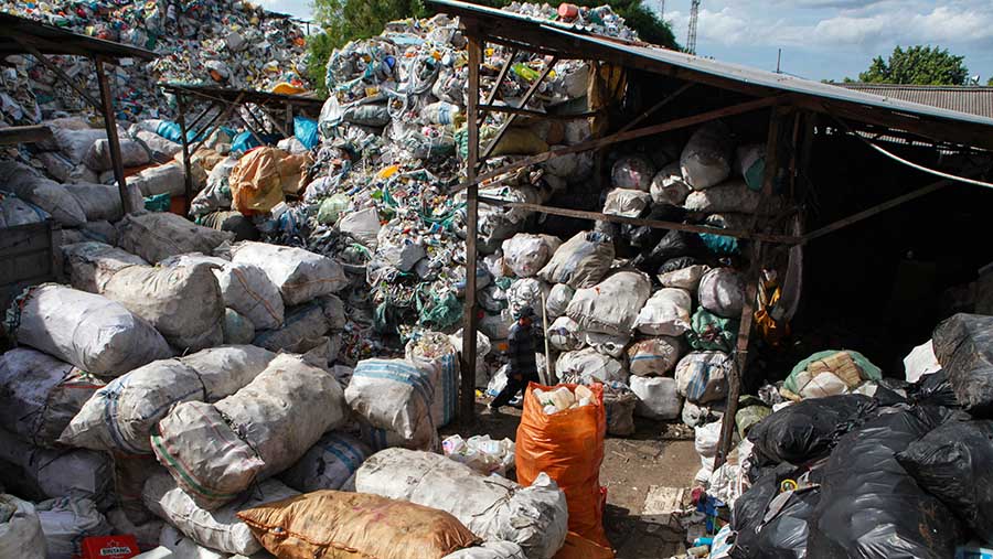 Dalam sehari dari bisnis sampah plastik dapat menghasilkan uang sebesar Rp45 juta. (Bloomberg Technoz/Andrean Kristianto)