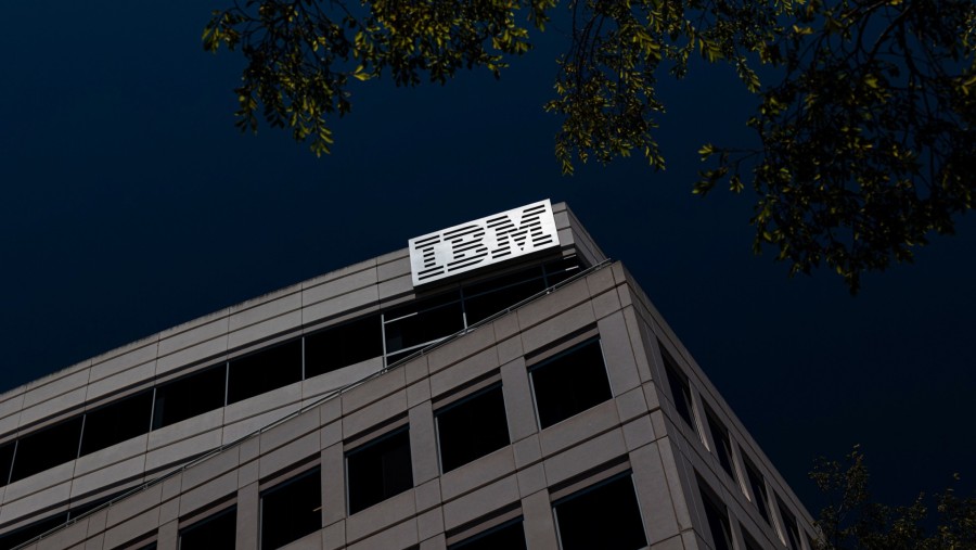 Papan nama perushaan teknologi IBM. (Dok: Bloomberg)