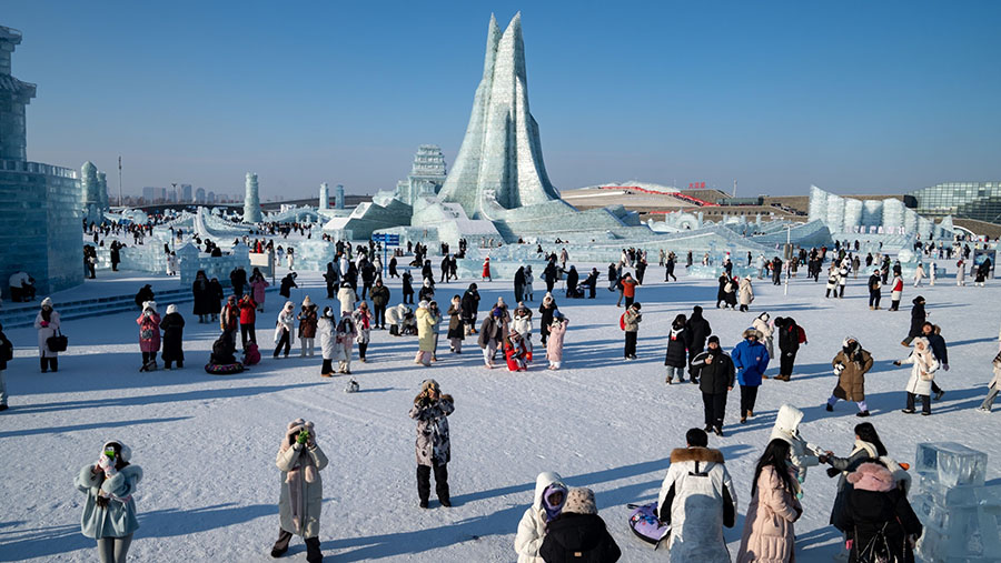 Pengunjung menghadiri Festival Es dan Salju Internasional di Harbin, Provinsi Heilongjiang, China, Rabu (17/1/2024). (Andrea Verdelli/Bloomberg)