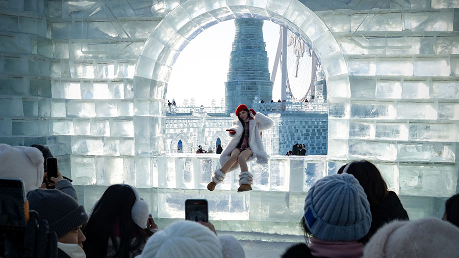Para seniman es dari seluruh dunia berlomba-lomba untuk menciptakan karya terbaik mereka dalam festival es Harbin. (Andrea Verdelli/Bloomberg)