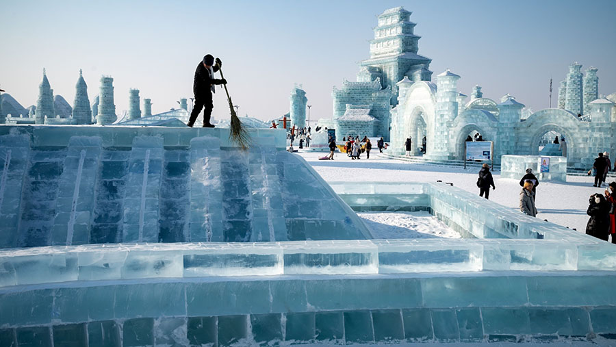 Setiap tahun, kota Harbin, menjadi tuan rumah festival es dan salju terbesar di dunia. (Andrea Verdelli/Bloomberg)