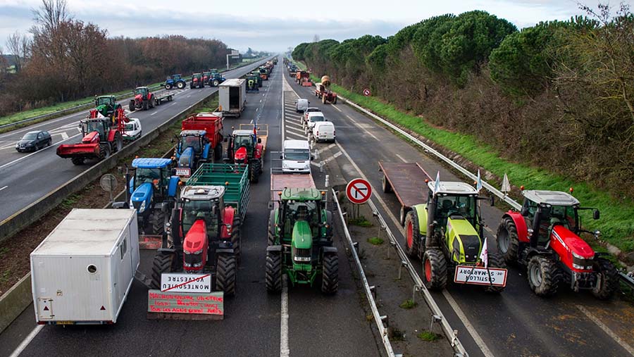 Traktor dan kendaraan pertanian memblokir jalan raya A64 saat demo petani Prancis di Carbonne, Prancis, Rabu (24/1/2024). (Matthieu Rondel/Bloomberg)