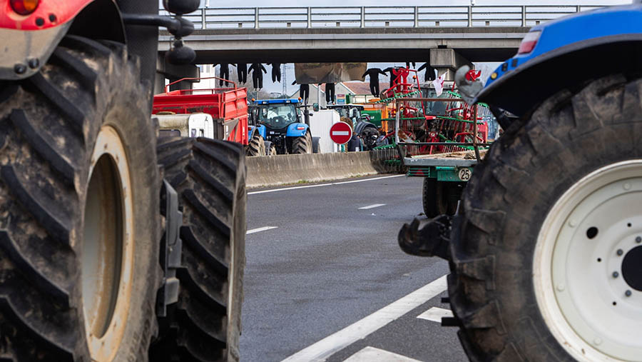 Protes para petani juga terjadi di Polandia yang berencana berencana memblokir jalan di 250 lokasi. (Matthieu Rondel/Bloomberg)