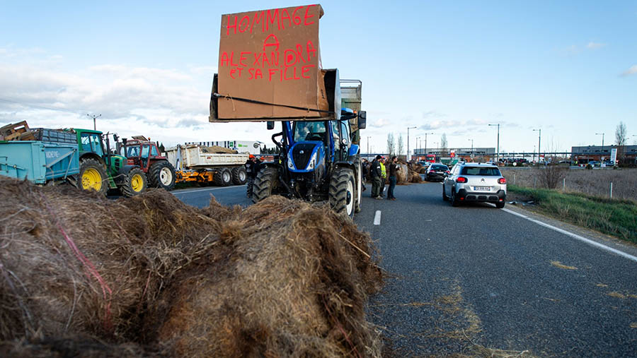 Petani Prancis demo menuntut bantuan keuangan yang lebih untuk menekan biaya kegiatan operasional sehari-hari. (Matthieu Rondel/Bloomberg)