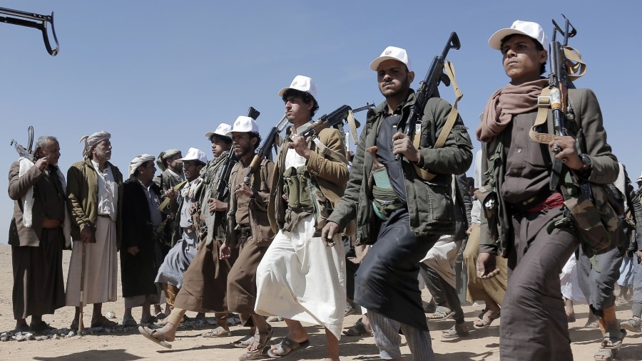 Pengikut Houthi ambil bagian dalam parade melawan serangan AS. Foto: Bloomberg Mercury