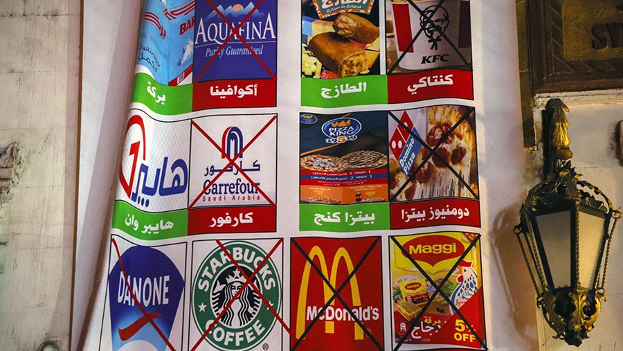Poster kampanye boikot di Kairo. (Islam Safwat/Bloomberg)