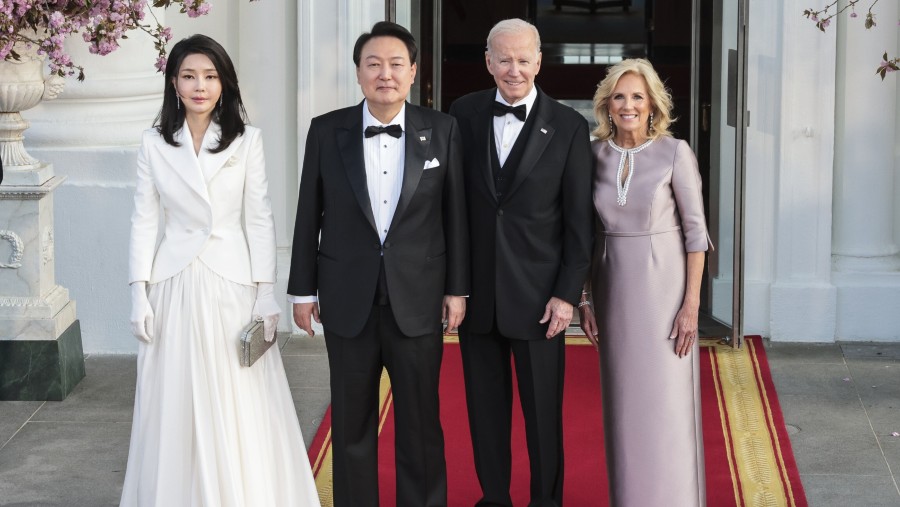 Presiden Korsel Yoon Suk Yeol dan istri Kim Keon Hee, Presiden AS Joe Biden dan istri Jill Biden. (Fotografer: Oliver Contreras/Sipa/Bloomberg)