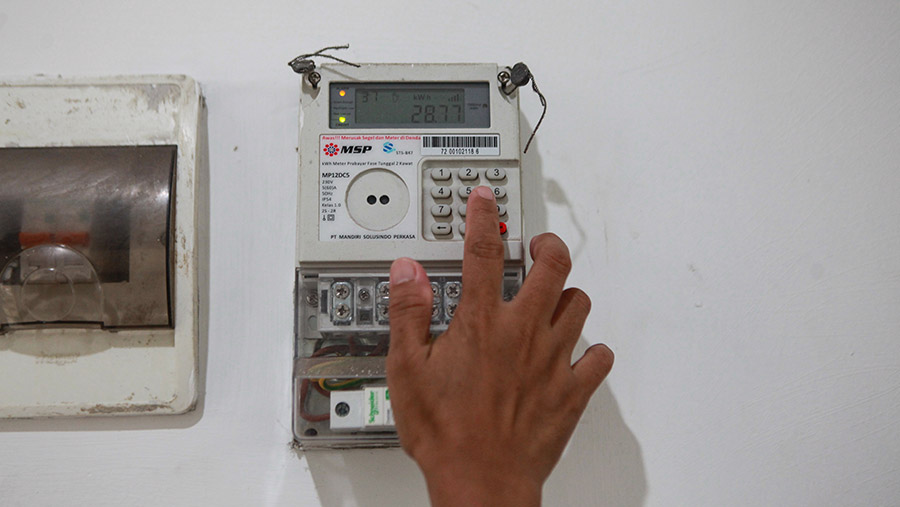 Warga mengecek token listrik di salah satu rusun di Jakarta, Jumat (26/1/2024). (Bloomberg Technoz/Andrean Kristianto)