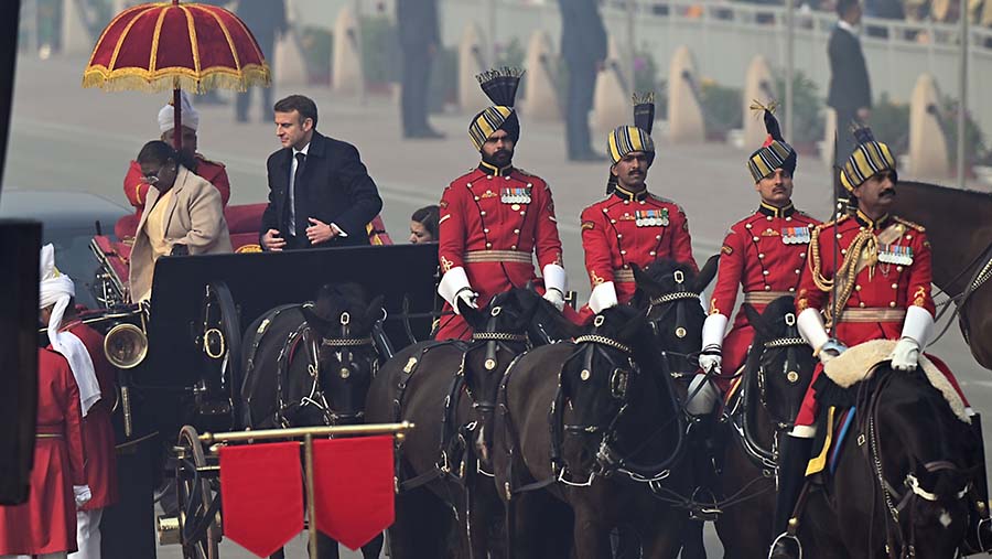 Presiden Prancis, Emmanuel Macron tiba saat perayaan ke-75 India di New Delhi, India, Juma (26/1/2024). (Prakash Singh/Bloomberg)