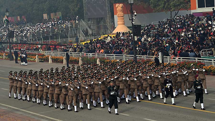 Pertama kalinya, kontingen Tri-Service yang terdiri dari wanita semua berbaris memeriahkan parade ini (Prakash Singh/Bloomberg)