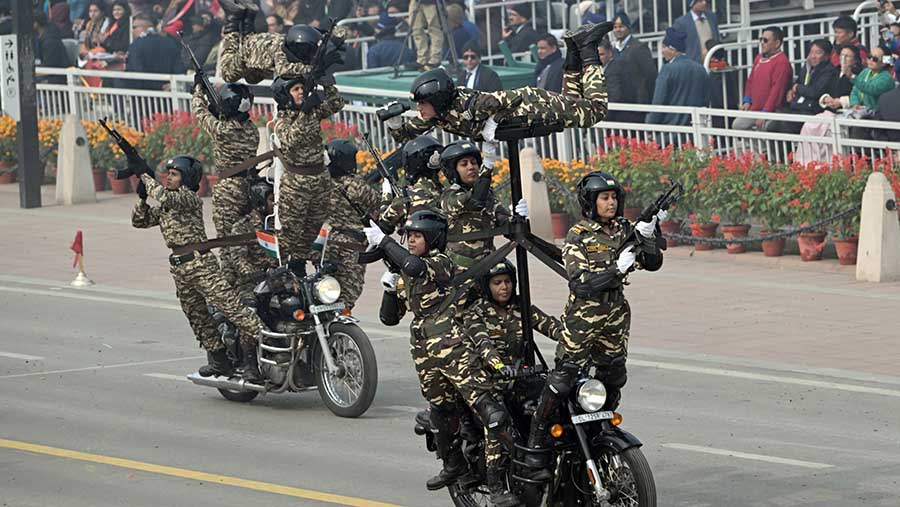 Parade ini juga menampilkan atraksi wanita memegang senjata dengan menaiki motor.. (Prakash Singh/Bloomberg)