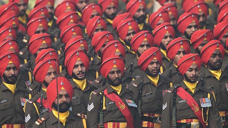 Tentara dari kontingen resimen Sikh Angkatan Darat India saat perayaan ke-75 India di New Delhi, India, Juma (26/1/2024). (Prakash Singh/Bloomberg)